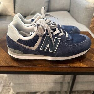 EUC Big kids size 6.5 New Balance 574 Navy Blue